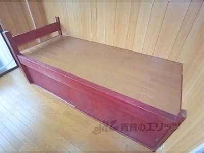 ベッド　赤いベッドです