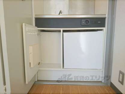 「キッチン　収納下部　兼冷蔵庫置き場」