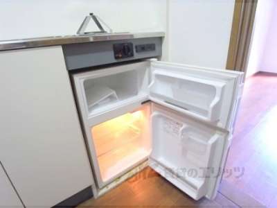 冷蔵庫置場　ミニ冷蔵庫が付いています。
