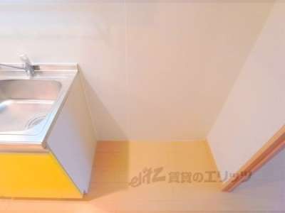 冷蔵庫置場　キッチン横に冷蔵庫設置スペースあります。