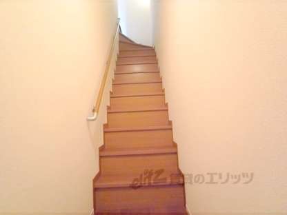 「階段　玄関から2階に上がる階段です。」