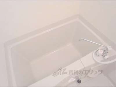 風呂　バスタブ　白を基調とした清潔感のあるバスタブです。
