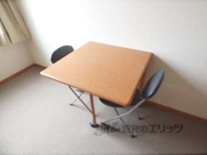 「椅子と机」