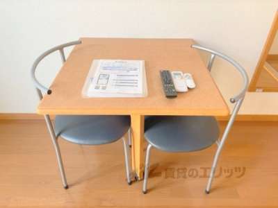 テーブル　椅子